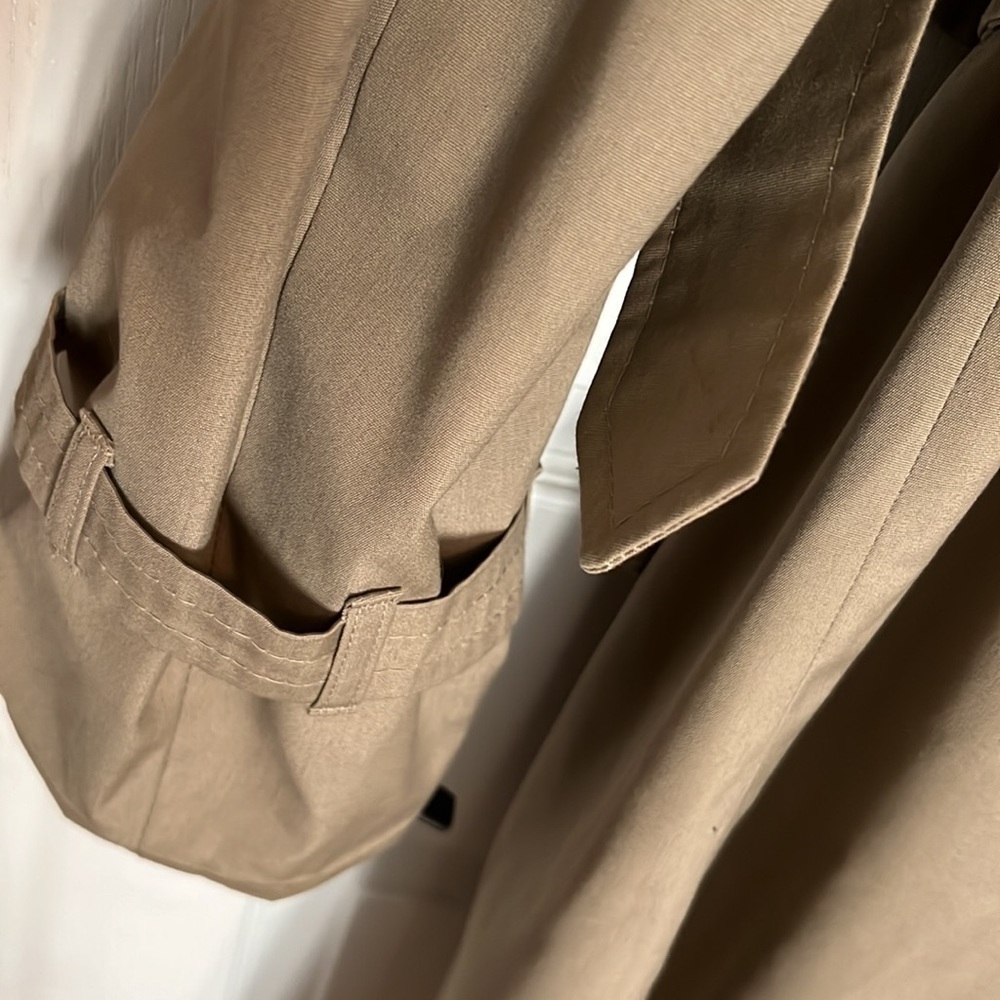 John Weitz 40R trench coat missing very top button - Picture 3 of 5